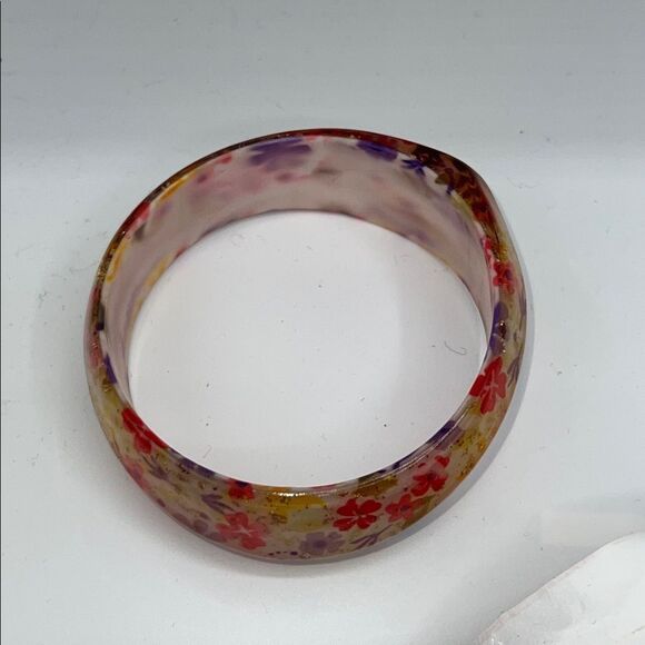 VINTAGE Floral Lucite Bangle Bracelet - Picture 3 of 6